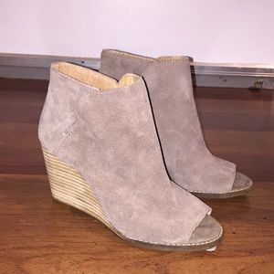NWOT Luck Brand Open Toe Gray Suede Wedges 6.5